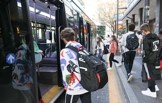 Studenti che prendono i mezzi di trasporto autobus di linea  per il primo giorno di scuola,   Brescia 14 settembre 2020.Ansa Filippo Venezia