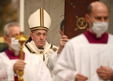Messa di Natale, Papa Francesco: "Nessuno si perda d'animo"