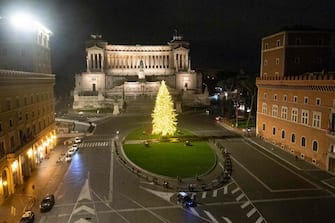 A Carabinieri checkpoint in Piazza Venezia for the Red Zone on the occasion of the Christmas holidays in Rome during the second wave of the Covid-19 Coronavirus pandemic, Italy, 24 December 2020.
ANSA/CLAUDIO PERI