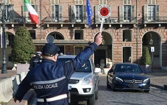 Controlli della polizia municipale per il blocco delle auto diesel fino a euro 5 in piazza Castello, Torino, 17 novembre 2020 ANSA/ ALESSANDRO DI MARCO