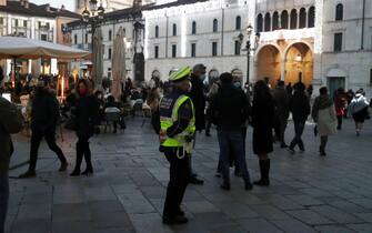 Brescia,gente in citta' shopping natalizio primo giorno zona gialla controlli forze dell'ordine,Brescia 13 dicembre 2020. ANSA/FILIPPO VENEZIA
