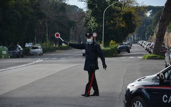 carabiniere con paletta per strada impegnato in controlli