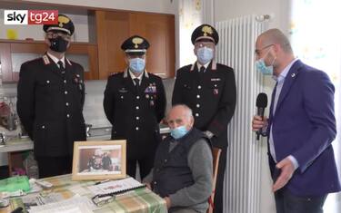 Natale, 94enne solo chiama i carabinieri per fare un brindisi. VIDEO