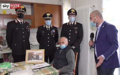 Natale, 94enne solo chiama i carabinieri per fare un brindisi. VIDEO