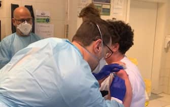 Un uomo esegue una vaccinazione anti-Covid 19