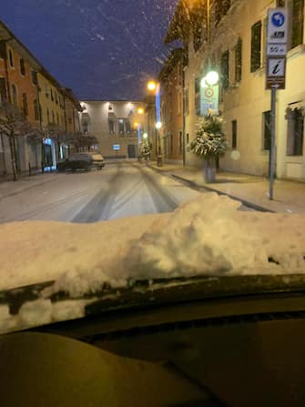 La neve caduta durante la notte a Sacile (PN), 28 dicembre 2020.
ANSA/ Andrea Ordan