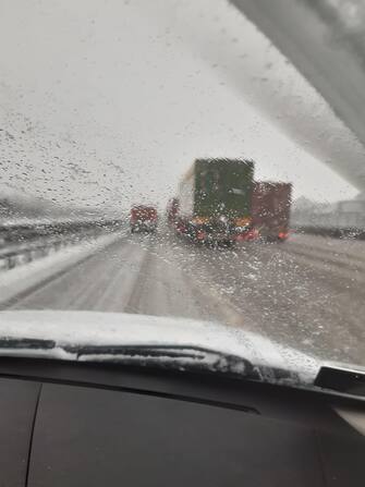 Una fila di Tir, causata dalla neve, lungo l'autostrada a4 Vicenza-Verona in direzione Milano, 28 dicembre 2020.
ANSA/Luca Pozza