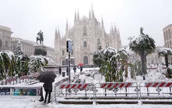 Neve a Milano in Piazza Duomo e per le vie del centro (MILANO - 2020-12-28, DUILIO PIAGGESI) p.s. la foto e' utilizzabile nel rispetto del contesto in cui e' stata scattata, e senza intento diffamatorio del decoro delle persone rappresentate