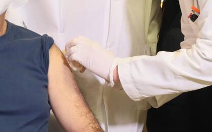 Vaccini, Ema: "Troppo presto per capire se servirà la terza dose"