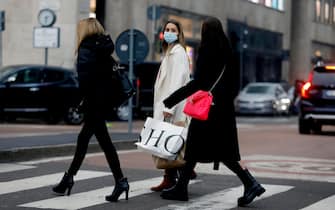 Shopping through the streets of Milan's downtown in the last hours before the restrictions planned for the holiday season, during Covid-19 pandemic, Italy, 23 December 2020.   ANSA/Mourad Balti Touati
