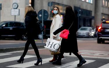 Shopping through the streets of Milan's downtown in the last hours before the restrictions planned for the holiday season, during Covid-19 pandemic, Italy, 23 December 2020. ANSA/Mourad Balti Touati