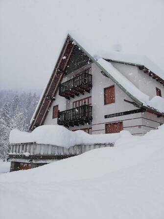 The heavy snowfall in Falcade, in the Belluno Dolomites, where the white blanket exceeds one and a half metres in height, Falcade, near Belluno, Veneto Region, Italy, 02 January 2021.   ANSA/SERENA SCARDANZAN