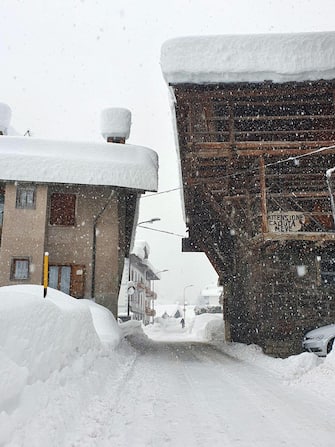 La nevicata record a Falcade, sulle Dolomiti bellunesi, dove la coltre bianca supera il metro e mezzo di altezza, 02 gennaio 2021.
ANSA/DIEGO COSTA