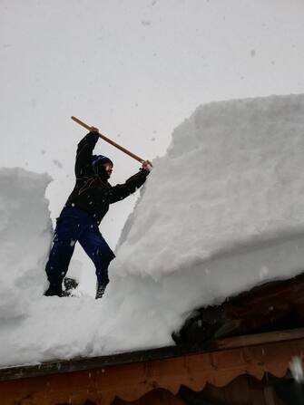 Una veduta di Falcade, nelle Dolomiti Bellunesi, coperta quasi 2 metri di neve il 02 gennaio 2021. ANSA/SERENA SCARDANZAN