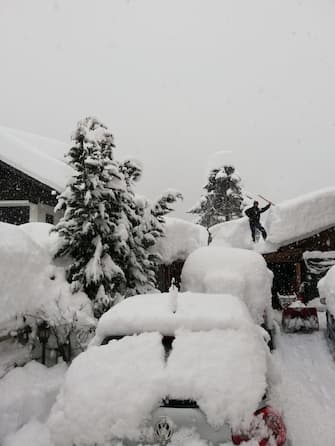 Una veduta di Falcade, nelle Dolomiti Bellunesi, coperta da quasi 2 metri di neve il 02 gennaio 2021. ANSA/SERENA SCARDANZAN
