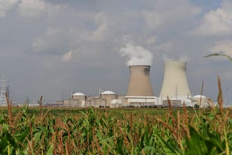 (160322) -- BRUSSELS, March 22, 2016 (Xinhua) -- Photo taken on Aug. 24, 2012 shows Doel nuclear plant in Antwerp, Belgium. Staff not essential of nuclear plants in Doel and Tihange of Belgium have been sent home by the request of Belgian government as a precautionary measure after the terror threat level across the country was increased to the maximum level 4 on Tuesday morning.(Xinhua/Ye Pingfan) 