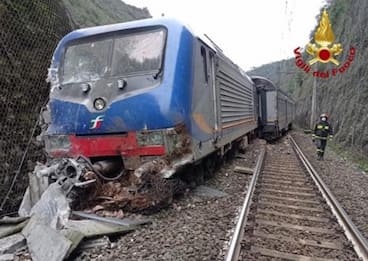 Maltempo, Umbria: un treno finisce contro una frana caduta sui binari