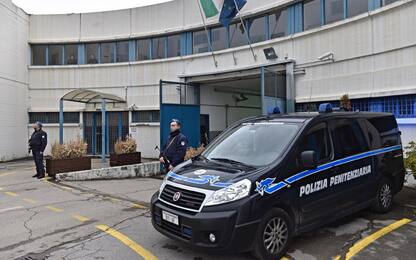 Firenze, pestaggi in carcere: arrestati 3 agenti di Sollicciano