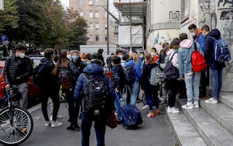 The entrance of students at the Alessandro Volta high school in Milan, Italy, 19 October 2020. ANSA/ MOURAD BALTI TOUATI