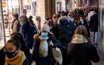 Milano, zona arancione, folla e shopping in centro per il primo sabato di saldi invernali (Milano - 2021-01-09, Massimo Alberico) p.s. la foto e' utilizzabile nel rispetto del contesto in cui e' stata scattata, e senza intento diffamatorio del decoro delle persone rappresentate