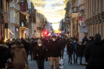 Assembramenti in via del Corso a Roma per lo shopping del weekend, 9 gennaio 2021. ANSA/CLAUDIO PERI