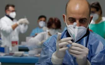 NAPLES, CAMPANIA, ITALY - 2021/01/08: A health worker prepares doses of the Pfizer-BioNTech COVID-19 vaccine at a coronavirus disease (COVID-19) vaccination centre in Naples, southern Italy. (Photo by Salvatore Laporta/KONTROLAB/LightRocket via Getty Images)