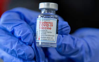Moderna, vaccino con 2 dosi efficace al 100% sugli adolescenti