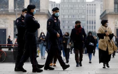 Controlli della Polizia di Stato e della Polizia Locale nell'ultimo sabato prima di Natale durante l'emergenza Coronavirus a Milano, 19 dicembre 2020.
ANSA/Mourad Balti Touati