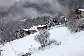 La nave caduta nei pressi di Pila (Aosta), stamani 14 dicembre 2011. Primi fiocchi di neve la notte scorsa ad Aosta che questa mattina si e' svegliata con i tetti delle case imbiancati. Le precipitazioni sono proseguite anche oggi sopra i 1.000 metri di quota e sono piu' intense - come sottolinea l'ufficio meteorologico regionale - nella zona nord-occidentale, tra La Thuile, Courmayeur e la valle del Gran San Bernardo. Sono previste nevicate diffuse e continue fino al prossimo fine settimana. In particolare venerdi' e' attesa una forte precipitazione sopra i 600 metri di quota. 
ANSA/UFFICIO STAMPA REGIONE VALLE D'AOSTA
+++EDITORIAL USE ONLY - NO SALES+++