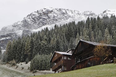 I tetti di due case di montagna innevati dalla neve scesa a Sappada nelle Dolomiti, 16 ottobre 2012. ANSA/ANDREA SOLERO