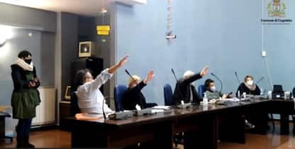 Cogoleto, saluto romano in consiglio comunale durante ...