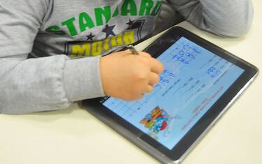 Bambino utilizza un iPad