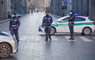Per evitare assembramenti, le forze dell'ordine chiudono  al traffico le vie del centro nel tratto di via Roma tra le piazze Carlo Felice e Cln. Torino, 16 gennaio 2021 ANSA/JESSICA PASQUALON
