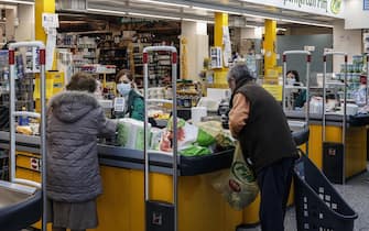 Consumers shop at a supermarket, in Rome, Italy, 10 March 2020. In an attempt to stop the spreading of the novel coronavirus Covid-19, Italian Prime Minister Conte announced on 09 March the extending of coronavirus quarantine measures to the entire country starting on 10 March until 03 April. It will be possible to move only for 'proven work reasons' or 'serious family or health needs', he said. All public gatherings have been banned and people have been advised to stay at home.
ANSA/ FABIO FRUSTACI