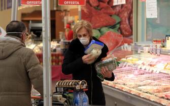 People wearing protective face masks shop at a supermarket in Casalpusterlengo, one the northern Italian towns placed under lockdown due to the new coronavirus outbreak, 23 February 2020. Two deaths from the new coronavirus sparked fears throughout northern Italy on Saturday, as about 50,000 people were poised for a weeks-long lockdown imposed by authorities trying to halt a further increase in infections. Italy on Friday became the first country in Europe to report the death of one of its own nationals from the virus, triggering travel restrictions on about a dozen towns where the number of people contaminated has continued to rise. 
ANSA/ PAOLO SALMOIRAGO