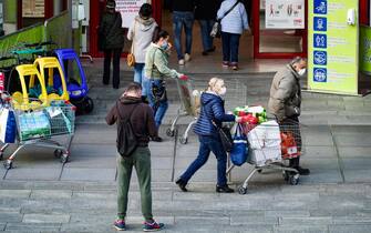 Code ai supermercati, carrelli pieni di spesa in vista dell'entrata in vigore del nuovo Dpcm con cui il Piemonte diventa zona rossa. Nelle foto: Ipercoop di Parco Dora. Torino, 5 novembre 2020 ANSA/JESSICA PASQUALON