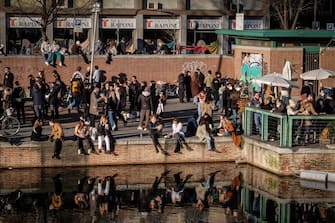 Crowd in the Darsena area, Milan, 31 January, 2021. From tomorrow, Milan and Lombardy enter the yellow zone with the lowest level of restrictions. ANSA / MATTEO CORNER