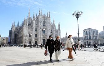People, wearing protective face masks, walk in Milan's downtown in the time of Covid-19 pandemic, Italy, 31 January 2021.  ANSA/MATTEO BAZZI