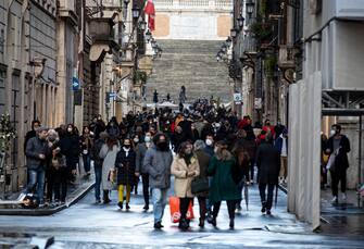 People walk  in downtown Rome, during the Coronavirus emergency, in Rome, Italy 31 January 2021. ANSA/MASSIMO PERCOSSI