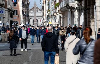 People walk  in downtown Rome, during the Coronavirus emergency, in Rome, Italy 31 January 2021. ANSA/MASSIMO PERCOSSI