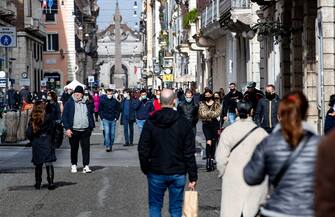 People walk  in downtown Rome, during the Coronavirus emergency, in Rome, Italy 31 January 2021. ANSA/MASSIMO PERCOSSI