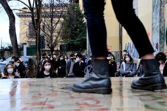 Students of the Liceo Sannazaro of Naples in an assembly outside the institute on the day of returning to school in Campania for high school after the closure imposed by the Covid pandemic in Naples, Italy, 1 February 2021
 ANSA/CIRO FUSCO