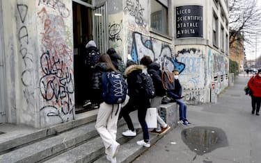 Students of Liceo Volta enter school after returning to the yellow zone in Milan, Italy, February 1, 2021. The approximately 8 million Italian students have all returned to class today, of which 2.5 million are high school students, albeit with percentages that they range from 50 to 75% of attendance, as required by the last Dpcm.
ANSA / Mourad Balti Touati