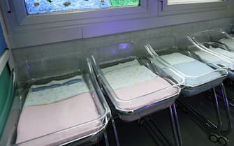 Un ospedale con le culle per i neonati
