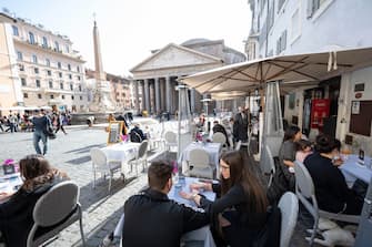 Tavolini dei ristoranti al Pantheon pieni per il primo weekend dove  permesso consumare. Roma, 6 febbraio 2021. ANSA/CLAUDIO PERI
