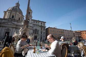 Tavolini dei ristoranti in Piazza Navona pieni per il primo weekend dove  permesso consumare. Roma, 6 febbraio 2021. ANSA/CLAUDIO PERI