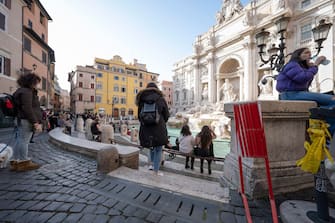 Tolti gli stalli a Fontana di Trevi e ridotti gli assembramenti. Roma, 6 febbraio 2021. ANSA/CLAUDIO PERI