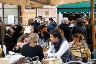 Tavolini dei ristoranti in piazza San Lorenzo in Lucina pieni per il primo weekend dove  permesso consumare. Roma, 6 febbraio 2021. ANSA/CLAUDIO PERI