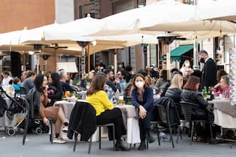 Tavolini dei ristoranti in piazza San Lorenzo in Lucina pieni per il primo weekend dove  permesso consumare. Roma, 6 febbraio 2021. ANSA/CLAUDIO PERI
