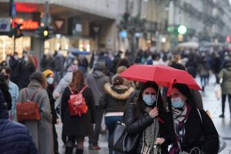 People wearing protective face masks stroll in downtown Turin, Italy, amid the second wave of the Covid-19 Coronavirus pandemic, 06 February 2021.
ANSA/ TINO ROMANO